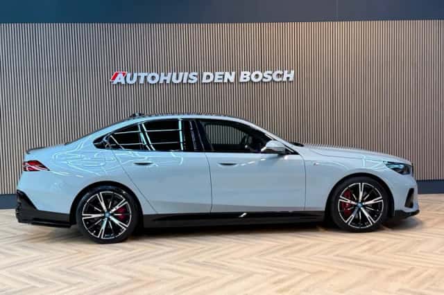 BMW i5 (2024) thumbnail 4