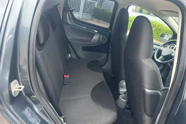Toyota Aygo (2010) thumbnail 11