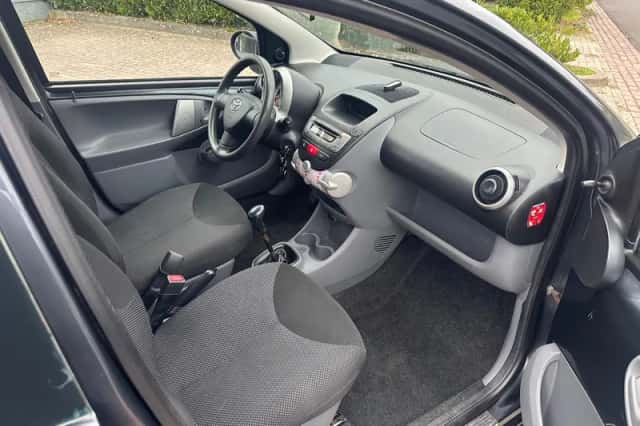 Toyota Aygo (2010) thumbnail 12