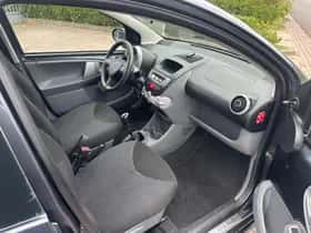 Toyota Aygo (2010) thumbnail 12