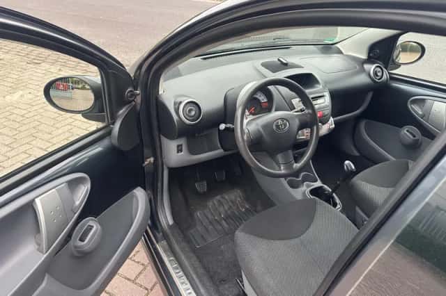 Toyota Aygo (2010) thumbnail 17