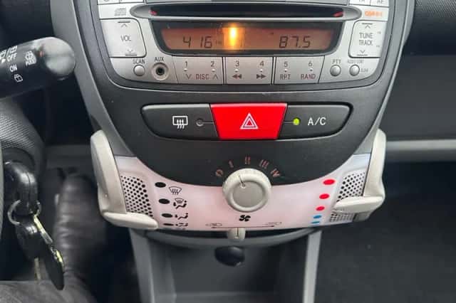 Toyota Aygo (2010) thumbnail 18
