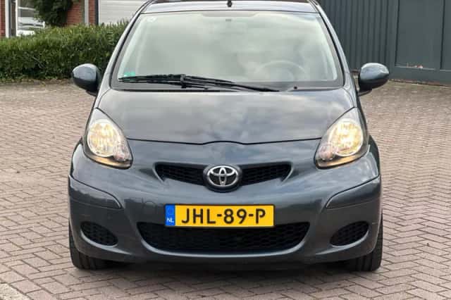 Toyota Aygo (2010) thumbnail 5