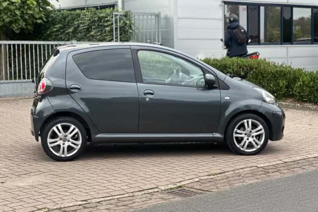 Toyota Aygo (2010) thumbnail 6