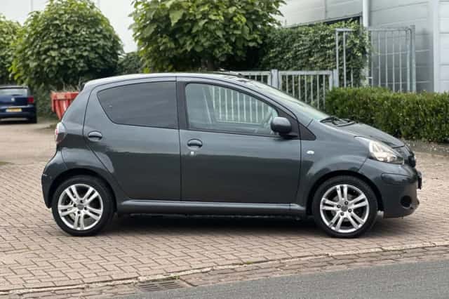 Toyota Aygo (2010) thumbnail 7