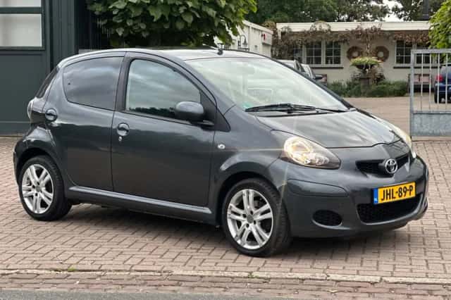 Toyota Aygo (2010) thumbnail 8