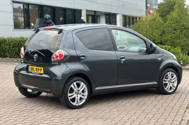 Toyota Aygo (2010) thumbnail 9