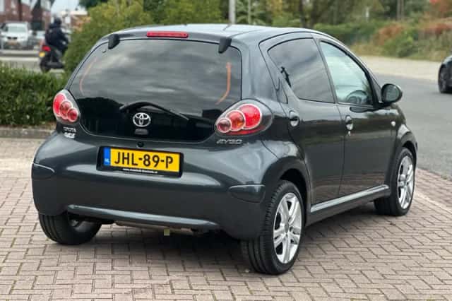 Toyota Aygo (2010) thumbnail 10
