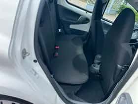 Toyota Aygo (2010) thumbnail 13
