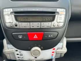 Toyota Aygo (2010) thumbnail 4