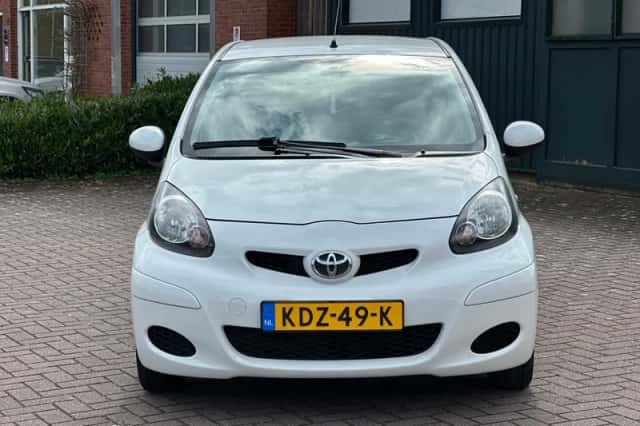 Toyota Aygo (2010) thumbnail 5
