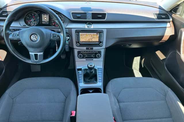 Volkswagen Passat (2012) thumbnail 16