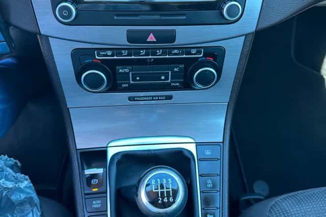 Volkswagen Passat (2012) thumbnail 21