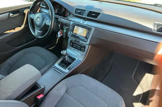 Volkswagen Passat (2012) thumbnail 24