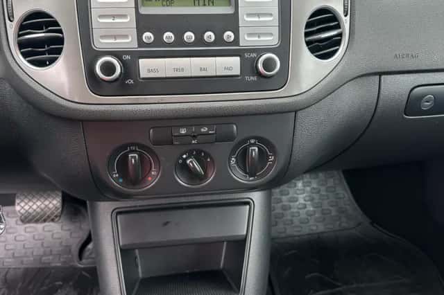 Volkswagen Tiguan (2009) thumbnail 3