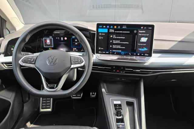Volkswagen Golf (2024) thumbnail 3