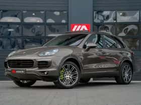 Porsche Cayenne (2015) thumbnail 2