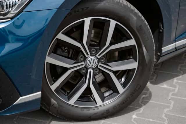 Volkswagen Passat (2020) thumbnail 3
