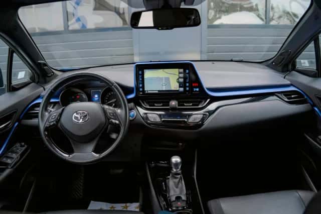 Toyota C-HR (2017) thumbnail 3