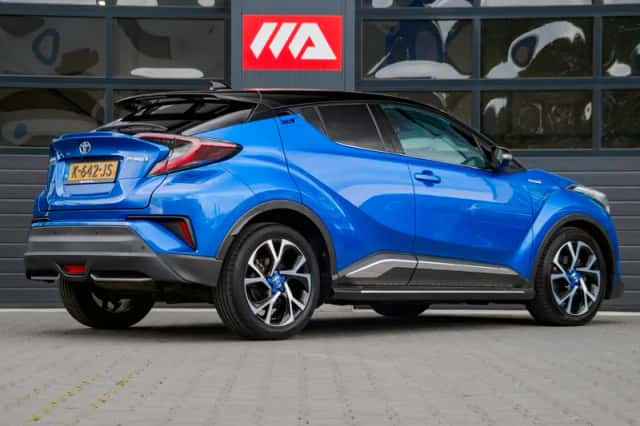Toyota C-HR (2017) thumbnail 4