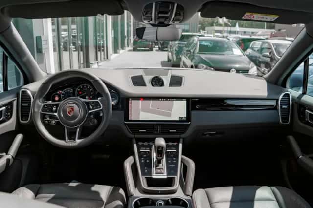 Porsche Cayenne (2020) thumbnail 3
