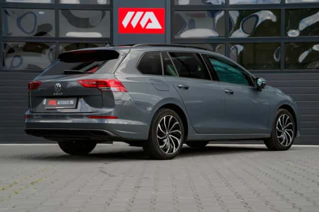 Volkswagen Golf (2022) thumbnail 4