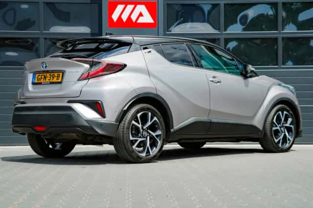 Toyota C-HR (2017) thumbnail 5