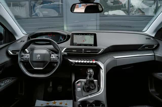 Peugeot 3008 (2017) thumbnail 3