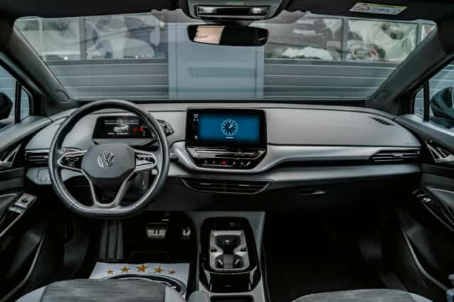 Volkswagen ID.4 (2023) thumbnail 3