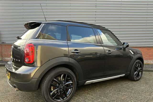 MINI Countryman (2016) thumbnail 2
