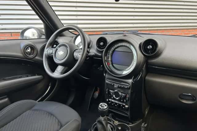 MINI Countryman (2016) thumbnail 3