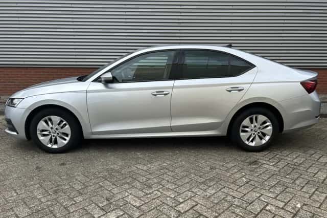 Škoda Octavia (2021) thumbnail 3