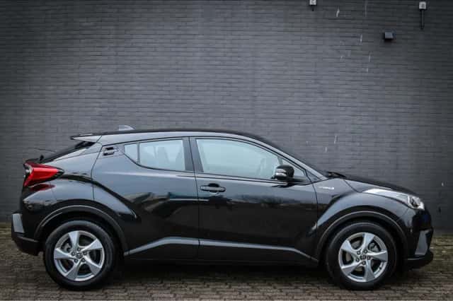 Toyota C-HR (2016) thumbnail 2