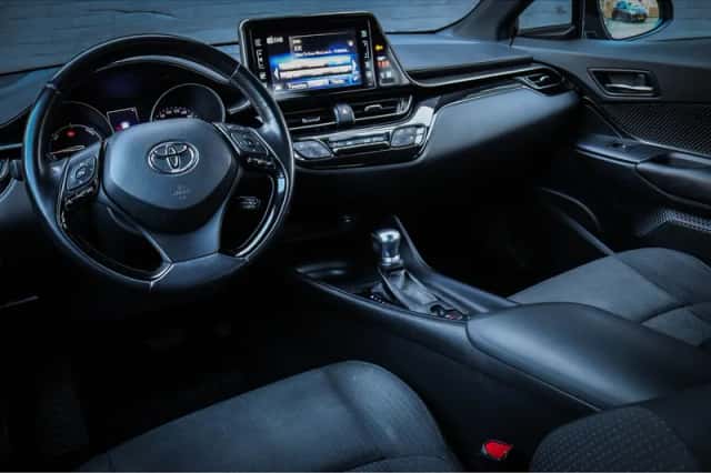 Toyota C-HR (2016) thumbnail 6