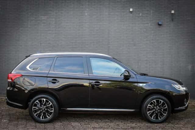 Mitsubishi Outlander (2017) thumbnail 2