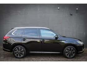 Mitsubishi Outlander (2017) thumbnail 2
