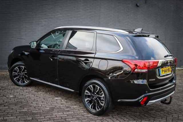 Mitsubishi Outlander (2017) thumbnail 3