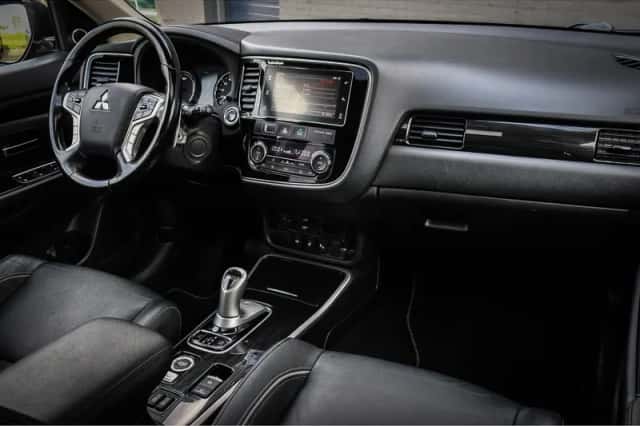 Mitsubishi Outlander (2017) thumbnail 4