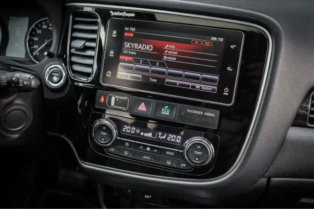 Mitsubishi Outlander (2017) thumbnail 5