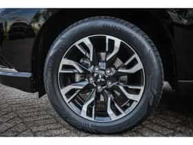 Mitsubishi Outlander (2017) thumbnail 5