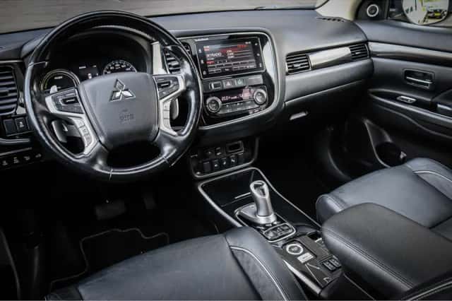 Mitsubishi Outlander (2017) thumbnail 6