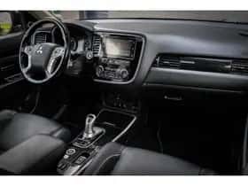 Mitsubishi Outlander (2017) thumbnail 9