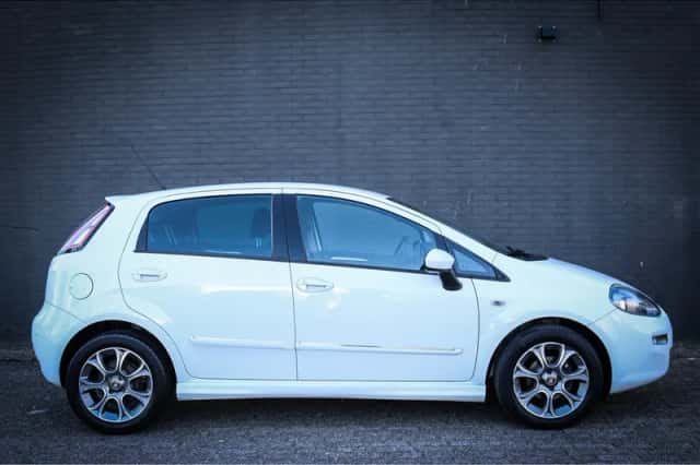 Fiat Punto (2015) thumbnail 2