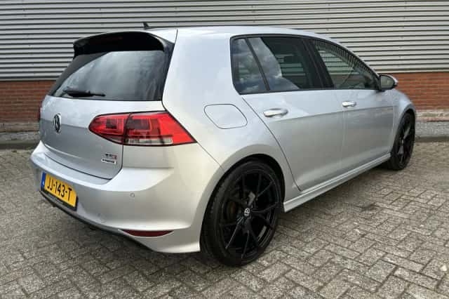 Volkswagen Golf (2016) thumbnail 3