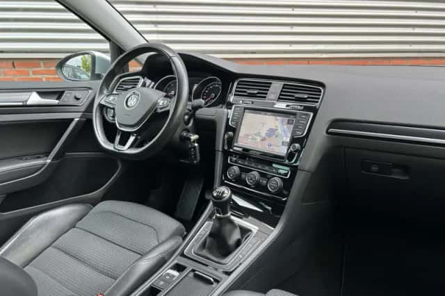 Volkswagen Golf (2016) thumbnail 4