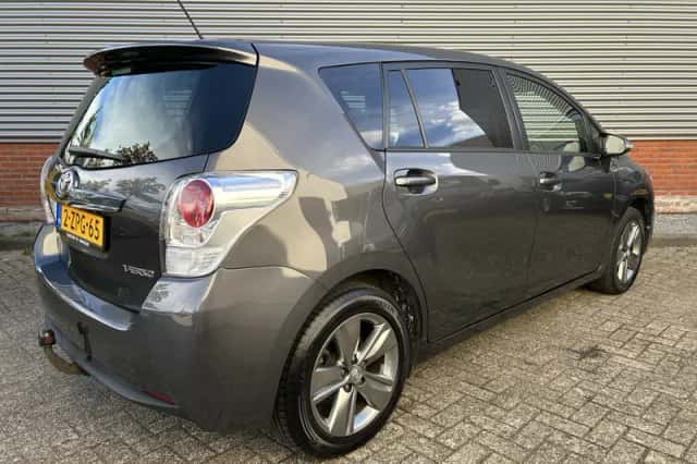 Toyota Verso (2015) thumbnail 3