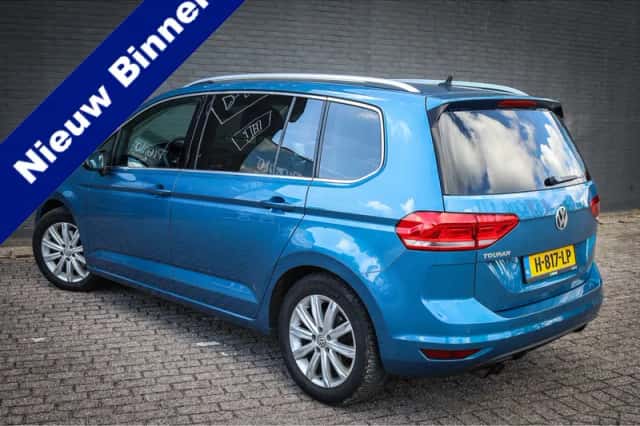 Volkswagen Touran (2015) thumbnail 1