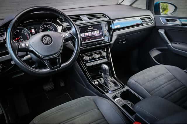 Volkswagen Touran (2015) thumbnail 2