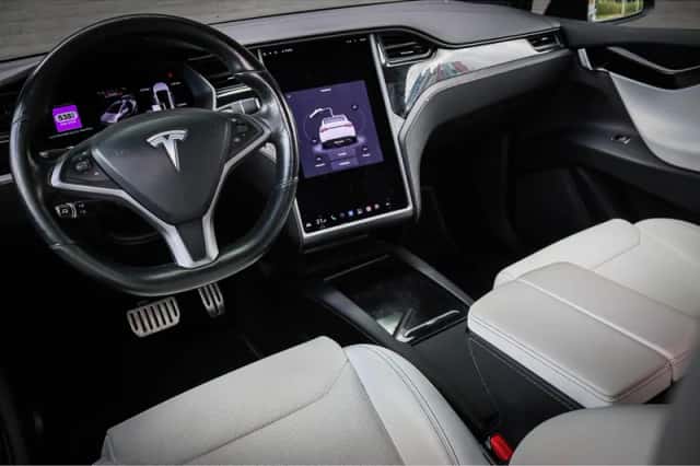 Tesla Model X (2018) thumbnail 4