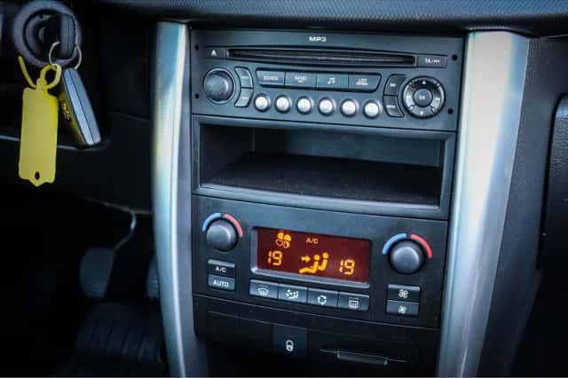 Peugeot 207 (2008) thumbnail 5